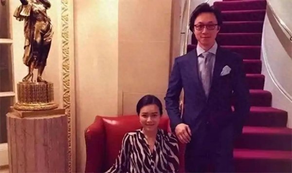天津配资大本营 陈辰忙里偷闲去看老公余笛的歌剧，脸小下巴弯个矮，与台上反差大