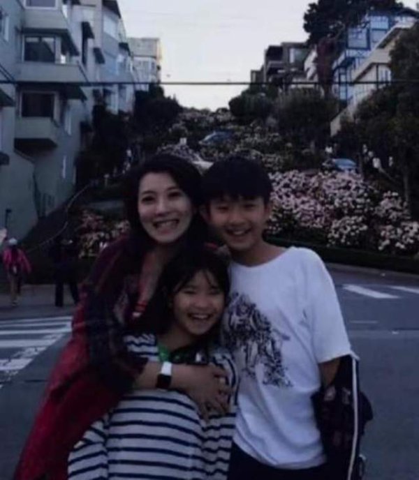 股鑫所 张棪琰离婚17年，与儿女住北京大别墅，空调房里穿着睡袍超享受
